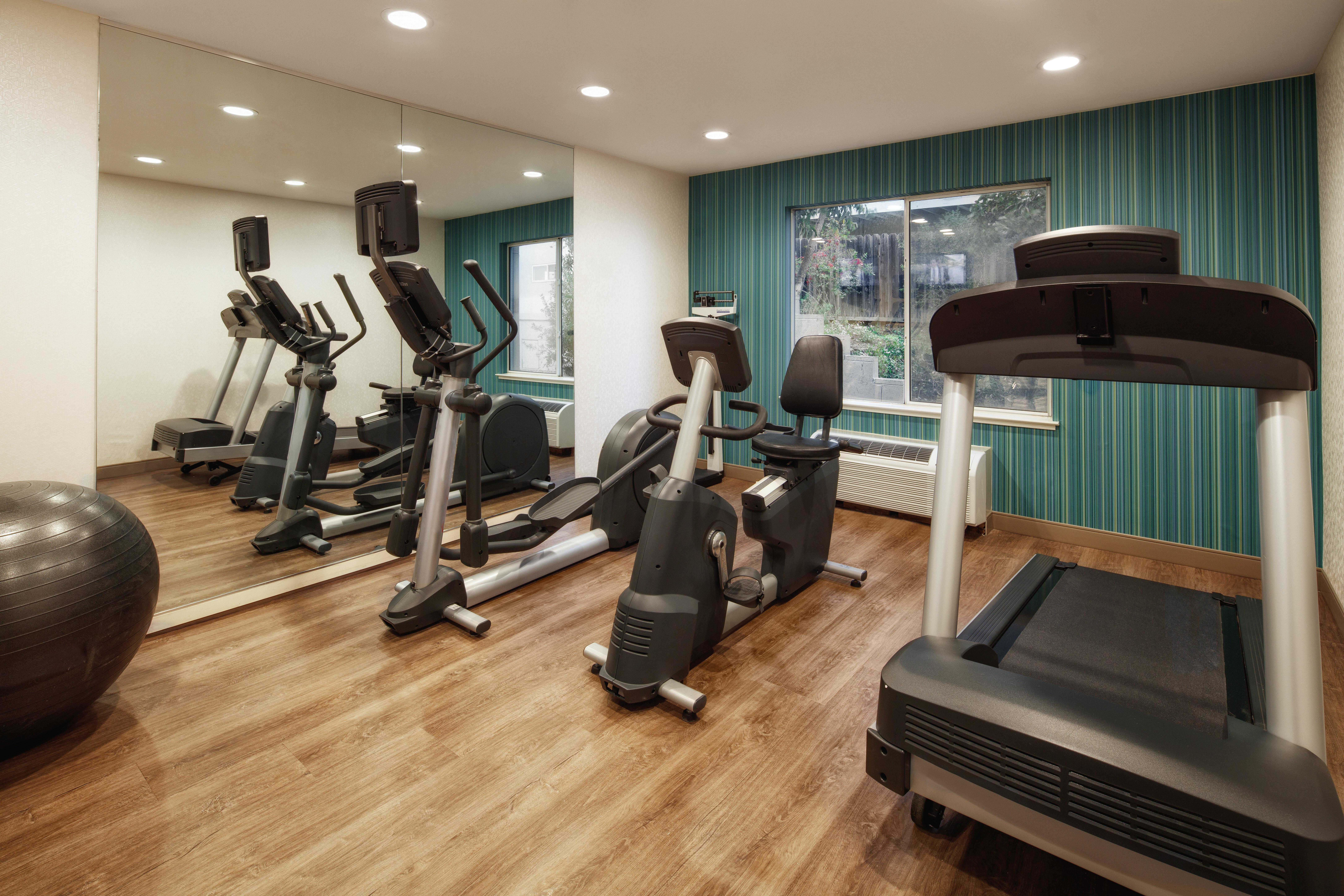 Holiday Inn Express Hotel & Suites Belmont By Ihg Extérieur photo
